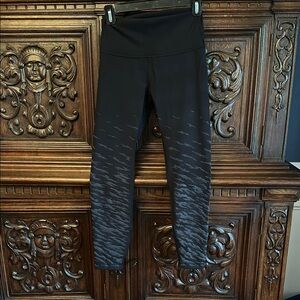 Lululemon Size 6 Black Patterned Leggings, 26”